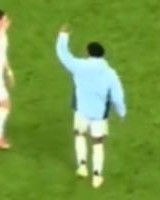 调皮一下居勒尔赛后对着恩德里克模仿倒钩的动作